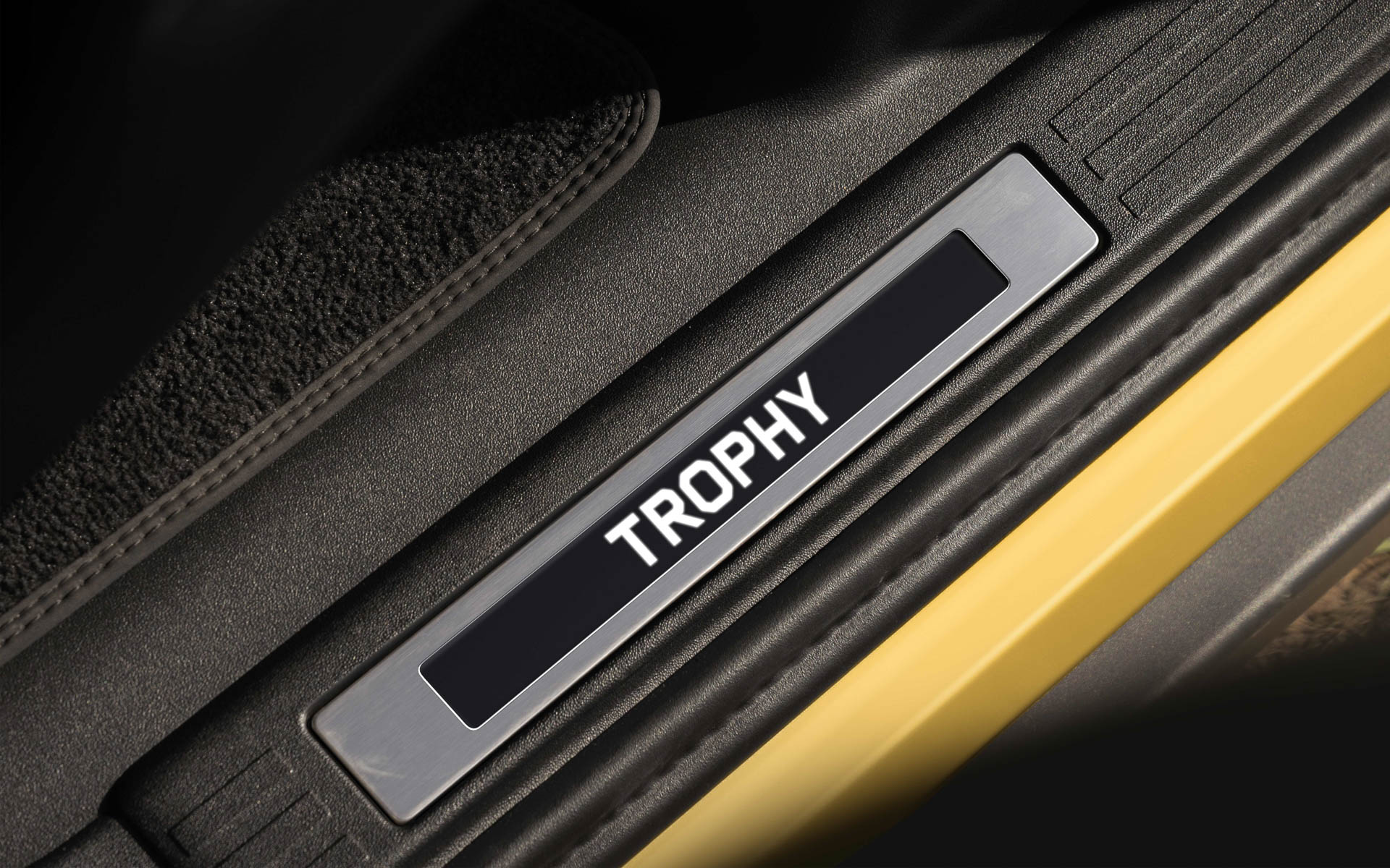 ディフェンダー トロフィーエディション CURATED FOR JAPAN（ディープサンドグローイエロー）