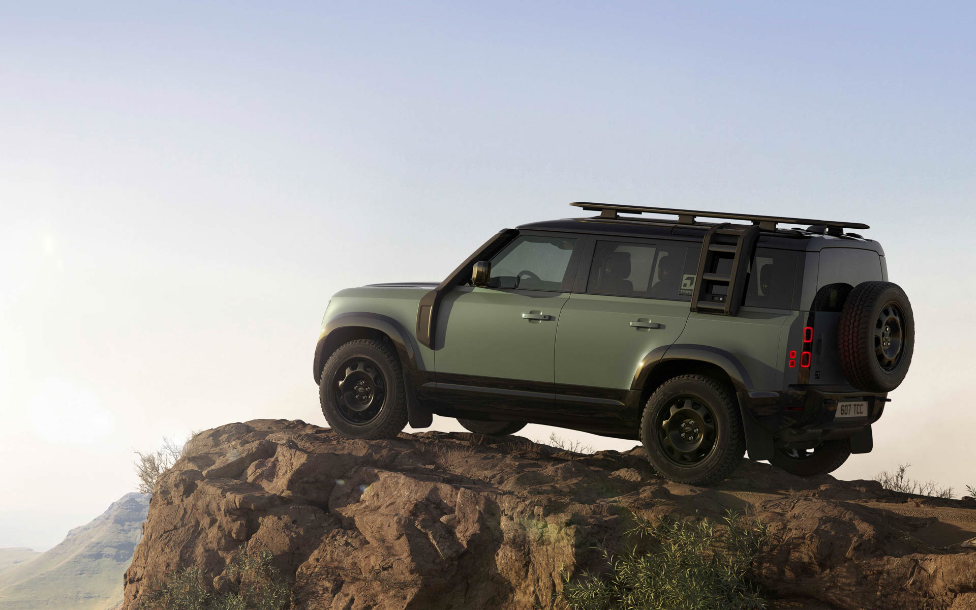 ディフェンダー トロフィーエディション CURATED FOR JAPAN（ケズィックグリーン）