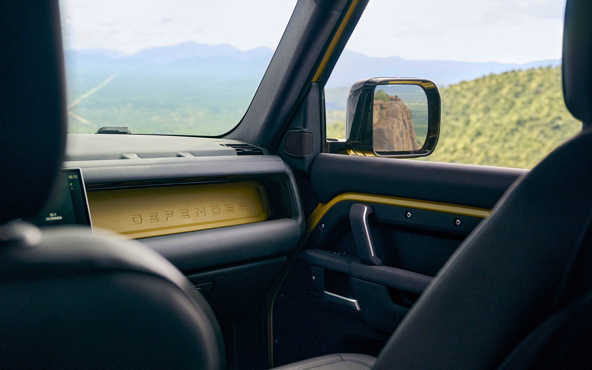 ディフェンダー トロフィーエディション CURATED FOR JAPAN（ディープサンドグローイエロー）