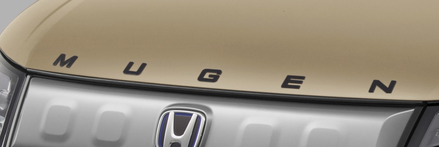 MUGENロゴデカール ブラックのフリード クロスターへの装着イメージ。「MUGEN」でワンセットとなるため、フロント/リアの両方に装着する場合は2セット必要