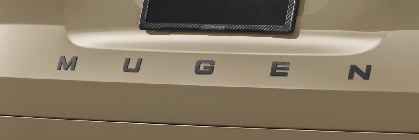 MUGENロゴデカール ブラックのフリード クロスターへの装着イメージ。「MUGEN」でワンセットとなるため、フロント/リアの両方に装着する場合は2セット必要