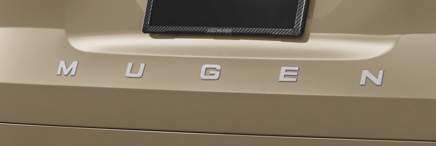 MUGENロゴデカール シルバーのフリード クロスターへの装着イメージ。「MUGEN」でワンセットとなるため、フロント/リアの両方に装着する場合は2セット必要