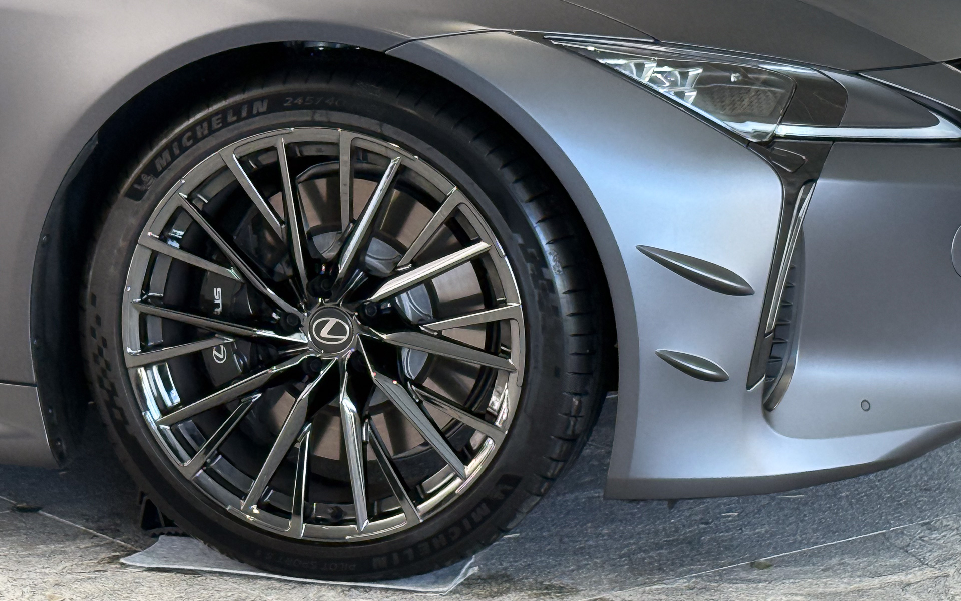 フロントバンパーカナード。裏面からの絞り出し加工によって成形している。ホイールも専用のもの