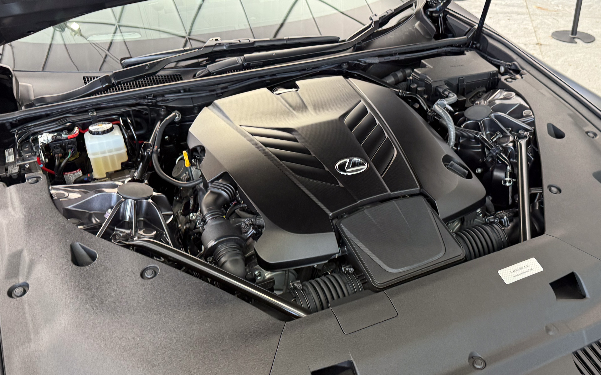 スペシャルアセンブルされたV型8気筒5リッターエンジン「2UR-GSE型」