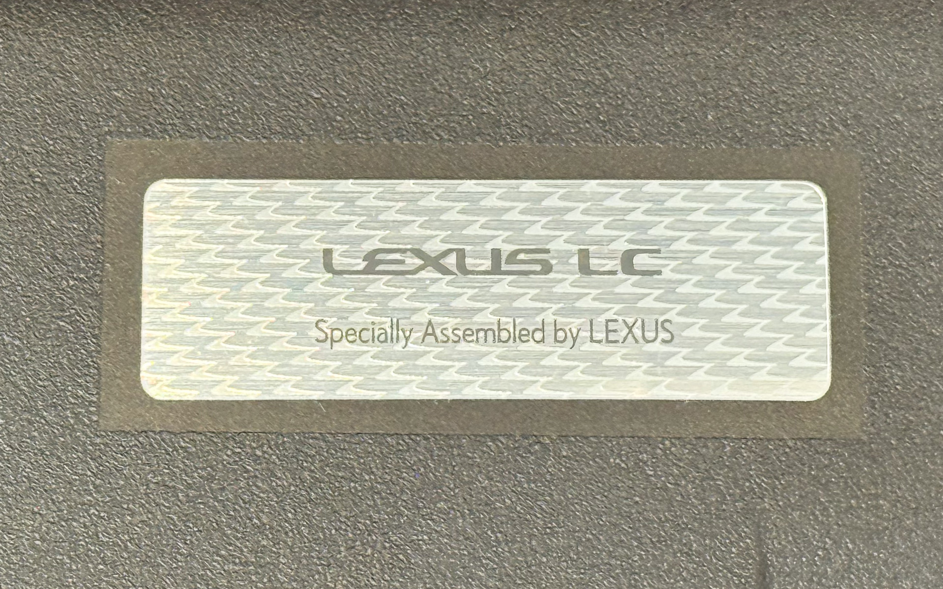 特別なプレートが記されている