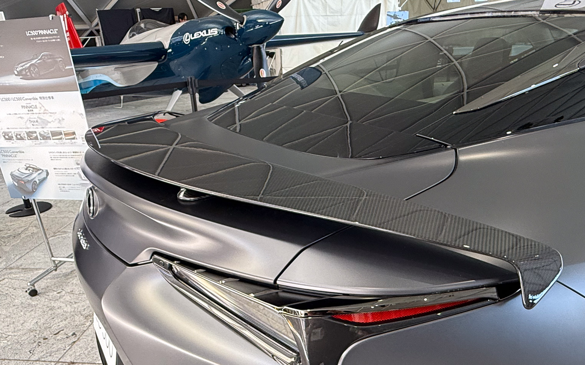 CFRPリアウィング。形状も後方に見えるエアレースX機開発の知見が活かされたもの。先端はウィングレット形状になっているほか、リアバンパーとのデザイン性を考慮