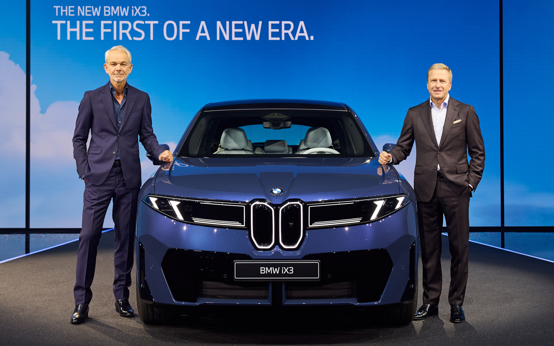 新型「iX3」と、BMWグループデザイン責任者エイドリアン・ファン・ホーイドンク氏（左）、BMW AG取締役会会長オリバー・ツィプセ氏（右）