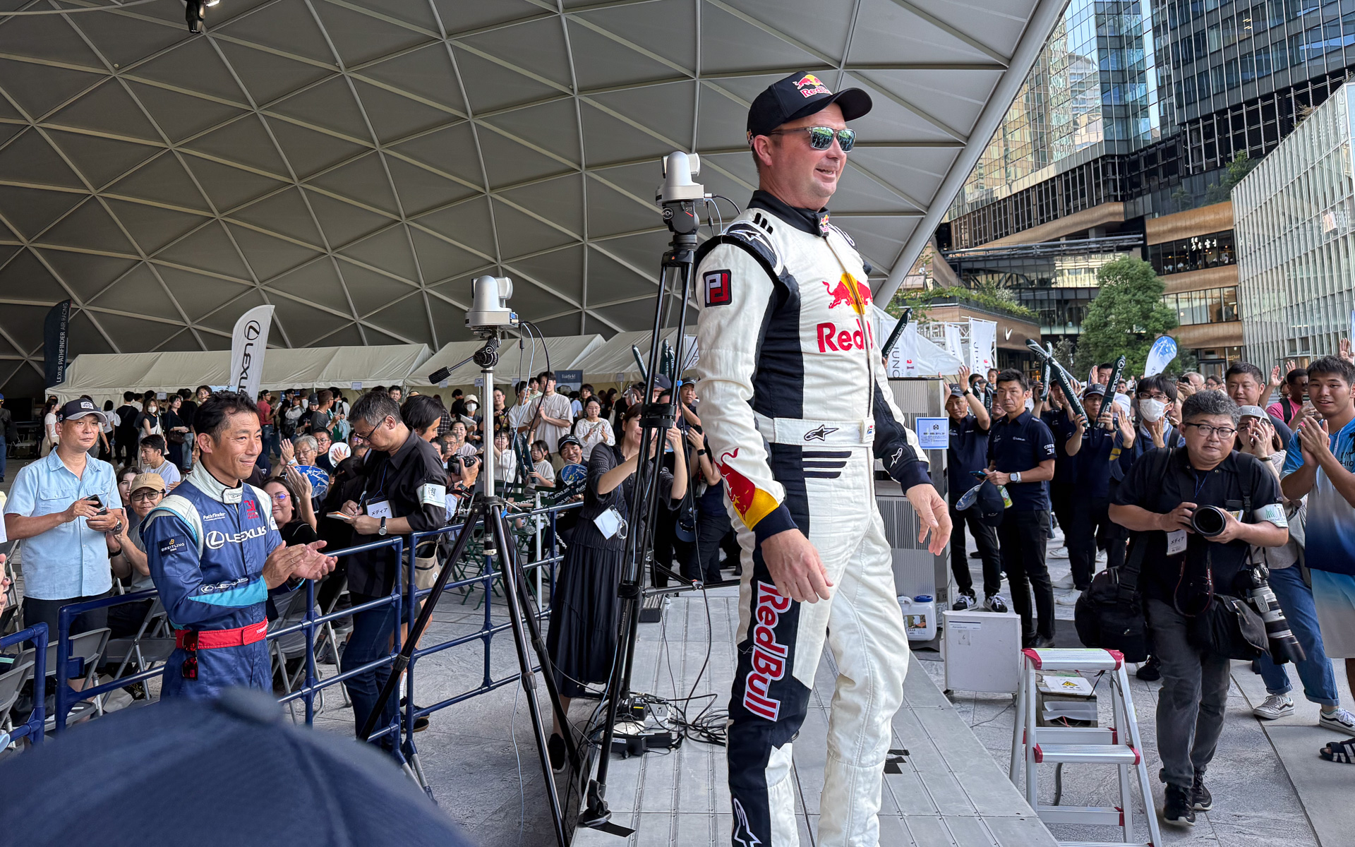 デビットソン選手の勝利が決まった瞬間。多くの観客が祝福