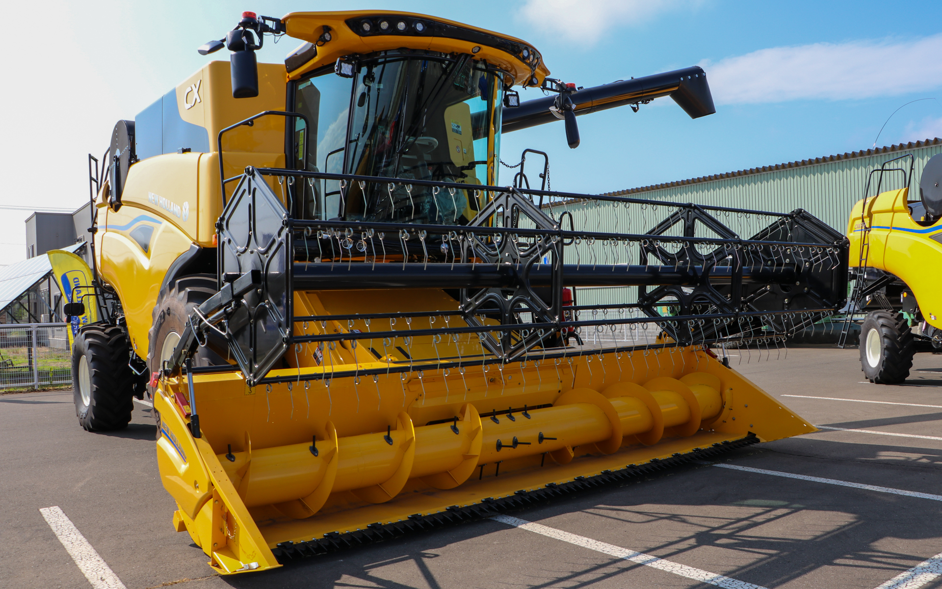 日本ニューホランドはトラクターだけでなく収穫機など幅広い農業機械を取り扱っている