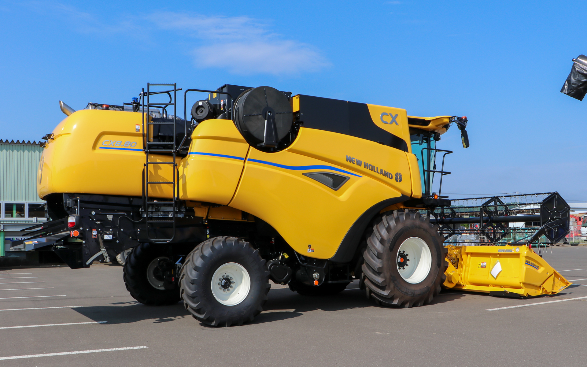 日本ニューホランドはトラクターだけでなく収穫機など幅広い農業機械を取り扱っている