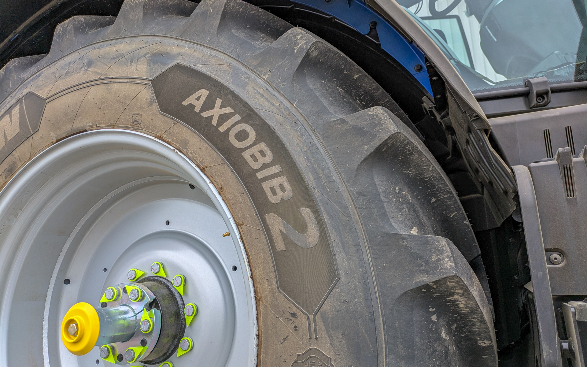 装着タイヤは超低空気圧で使用できるVFタイヤ「AXIOBIB 2」