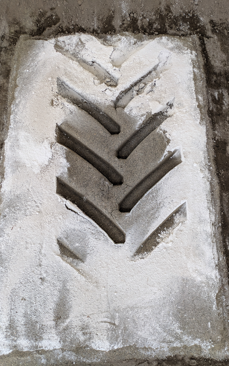 標準タイヤ「MACHXBIB」が適正空気圧110kPaで走行したフットプリント（リアタイヤ）。接地面積が狭いので力が分散せず圃場を踏み固めてしまう