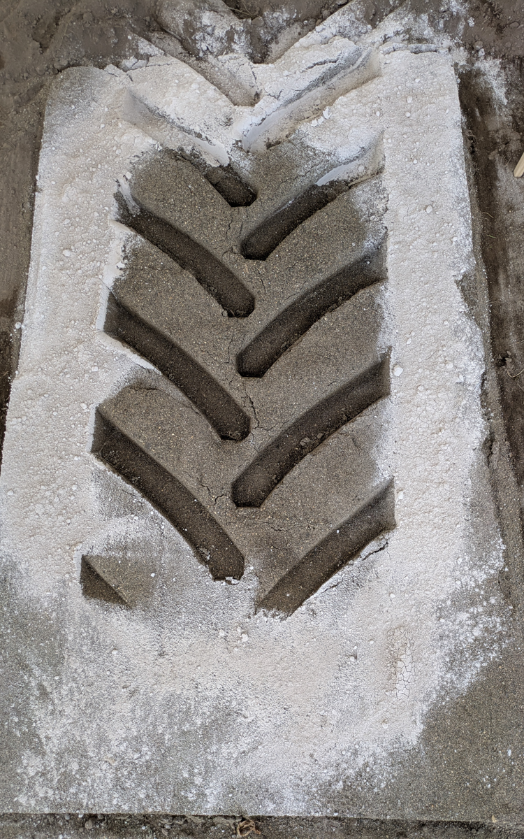 VFタイヤ「AXIOBIB 2」が適正空気圧60kPaで走行したフットプリント（リアタイヤ）。接地面積が広いので力が分散して圃場を踏み固めない