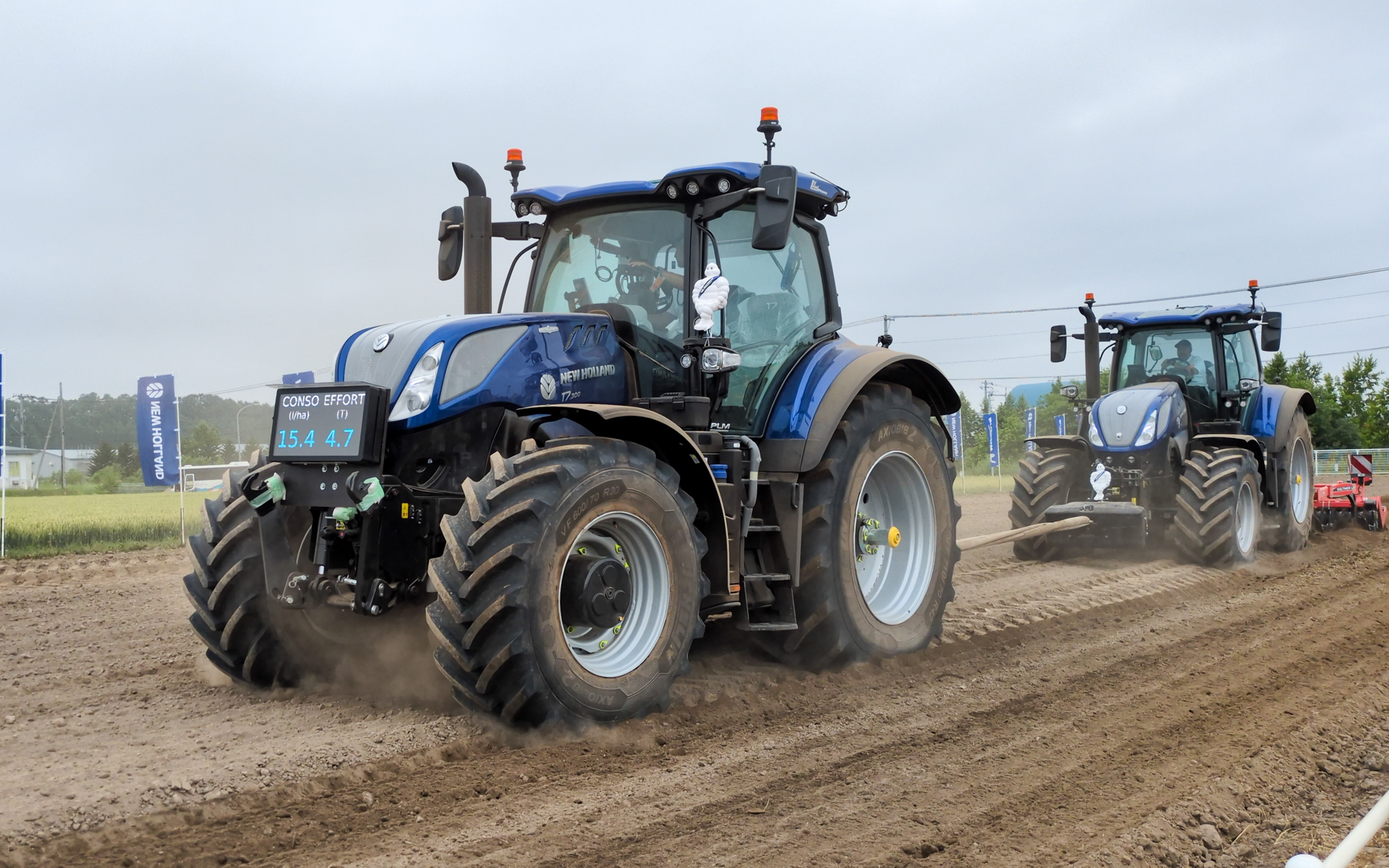 牽引力4.3tのトラクターを、実際の農作業を想定して、作業機を付けたトラクターを牽引することで4.3tの負荷をかけて実走