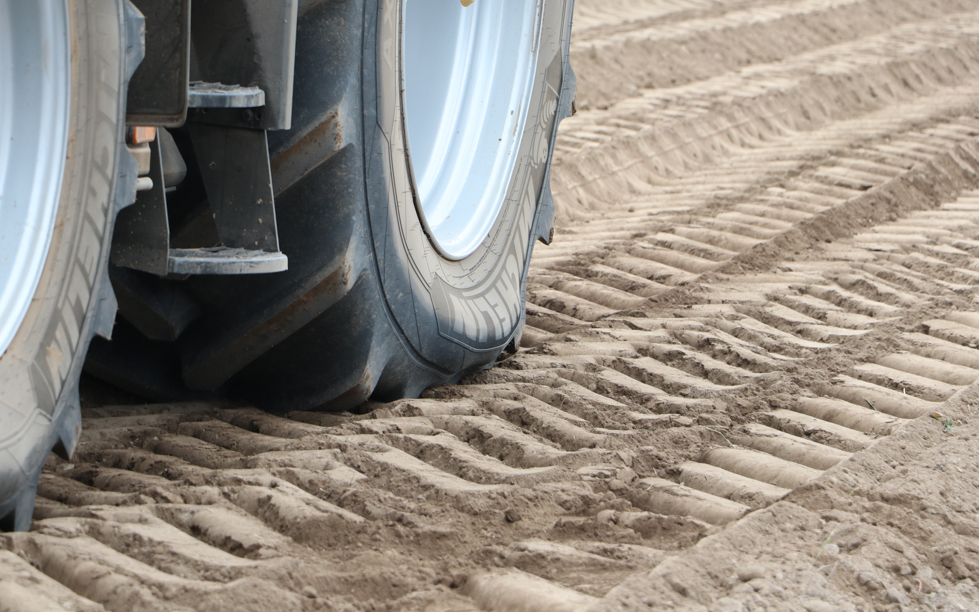 前後とも少し潰れているように見えるが、これが適正空気圧60kPaで、ミシュランの「ウルトラフレックステクノロジー」のなせるわざ