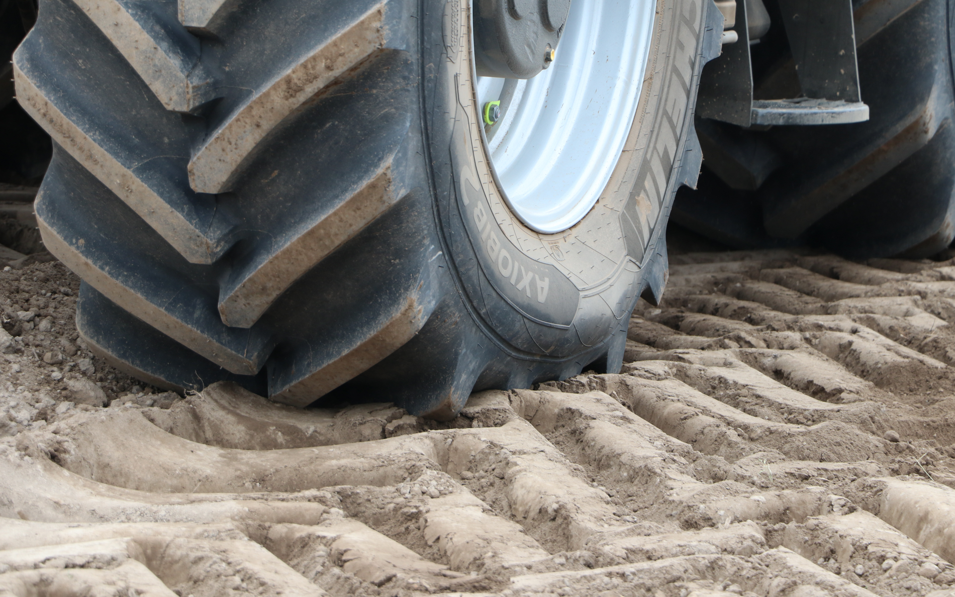 前後とも少し潰れているように見えるが、これが適正空気圧60kPaで、ミシュランの「ウルトラフレックステクノロジー」のなせるわざ