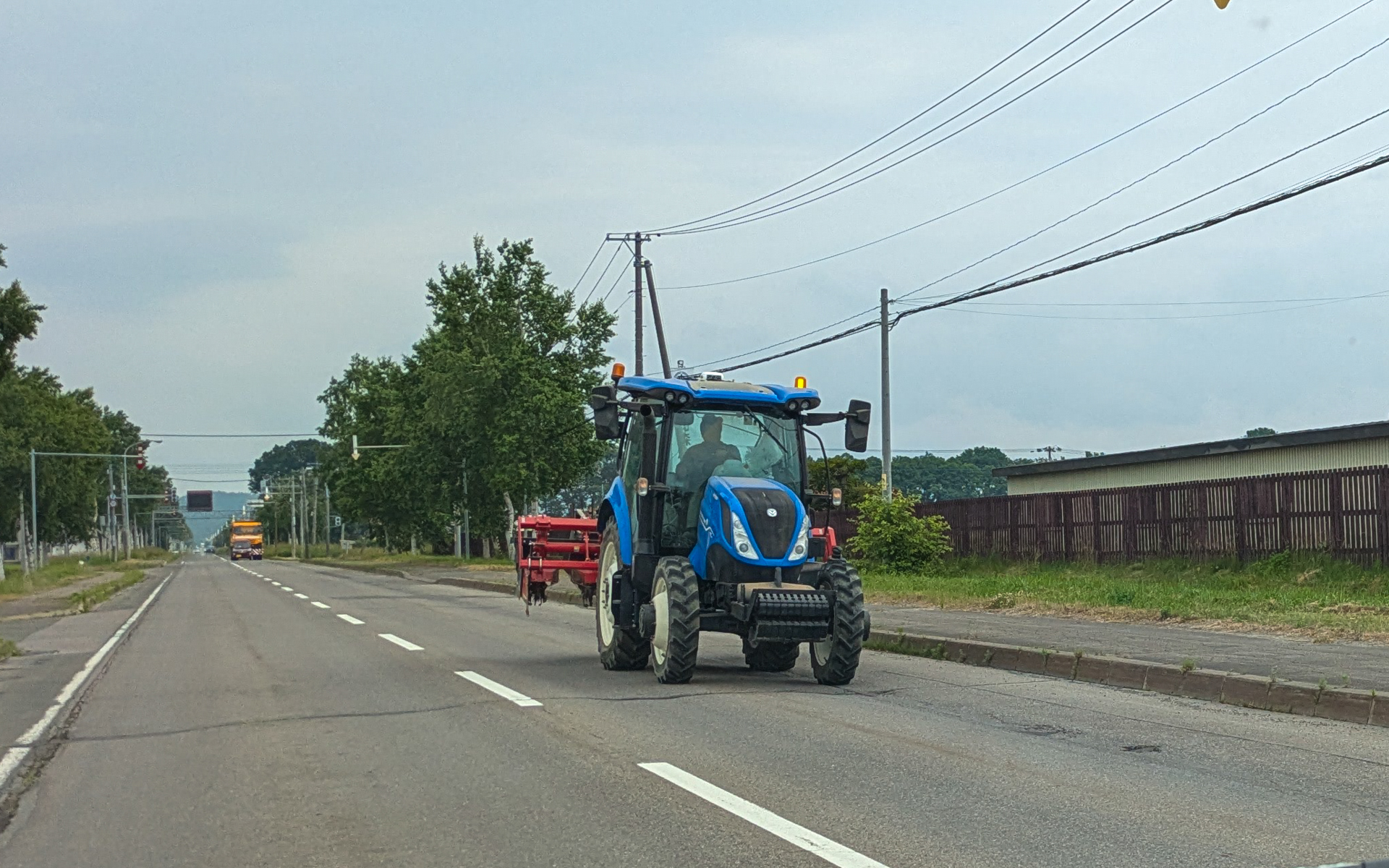 圃場が離れている場合は一般道を走行して移動しなければならないが、タイヤが大きくその都度タイヤの空気圧を調整するのは手間がかかるのも課題