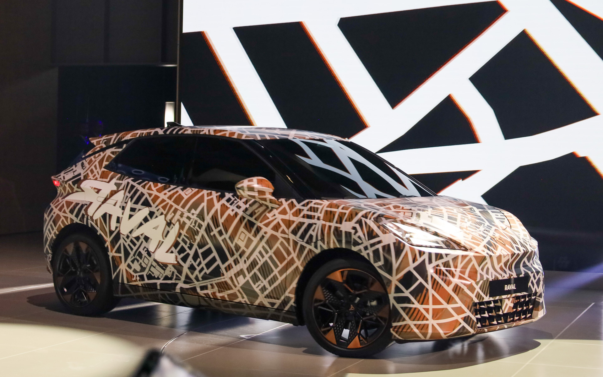 「クプラ」ブランドの姉妹モデル「RAVAL」