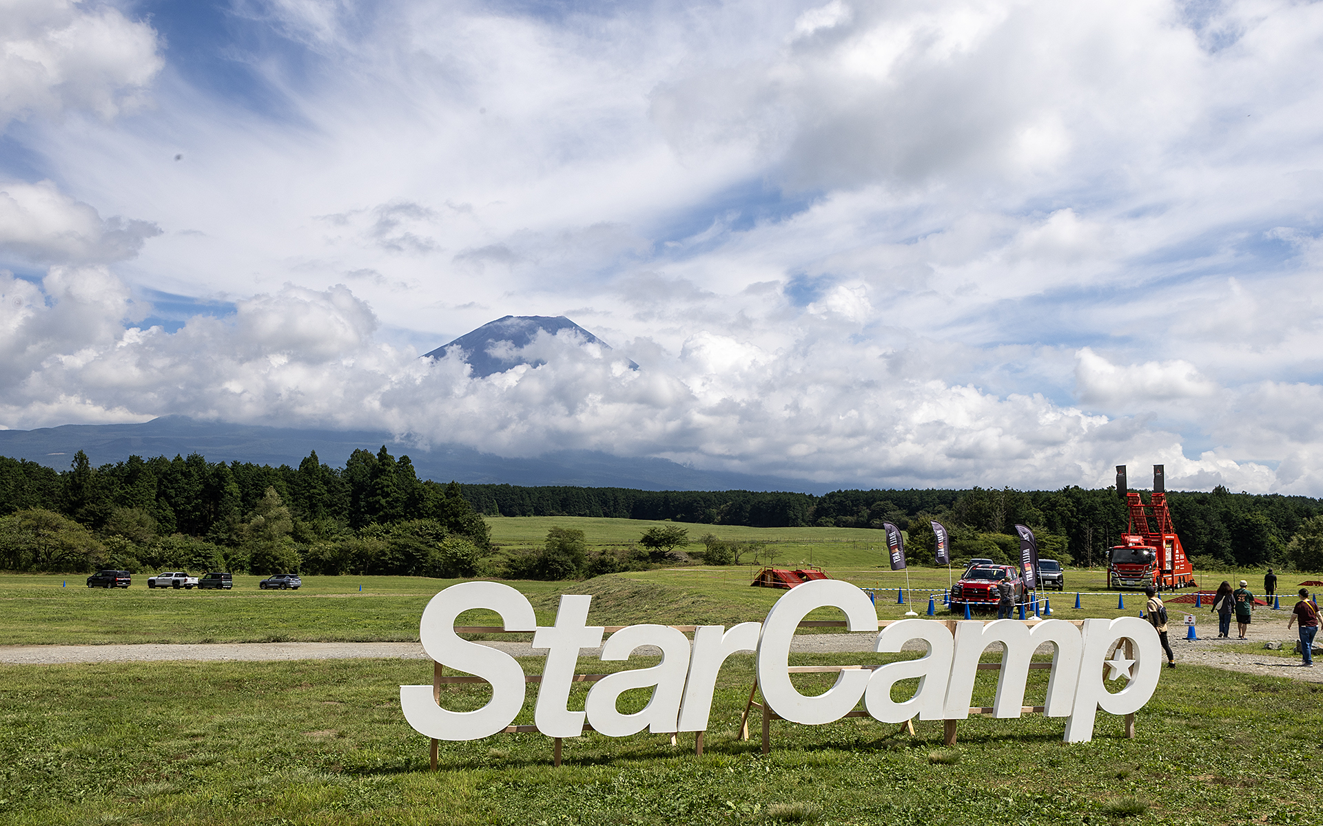 1991年から開催している三菱自動車主催の「スターキャンプin朝霧高原」。2025年も多くの参加者で広大なふもとっぱらが三菱車一色となった