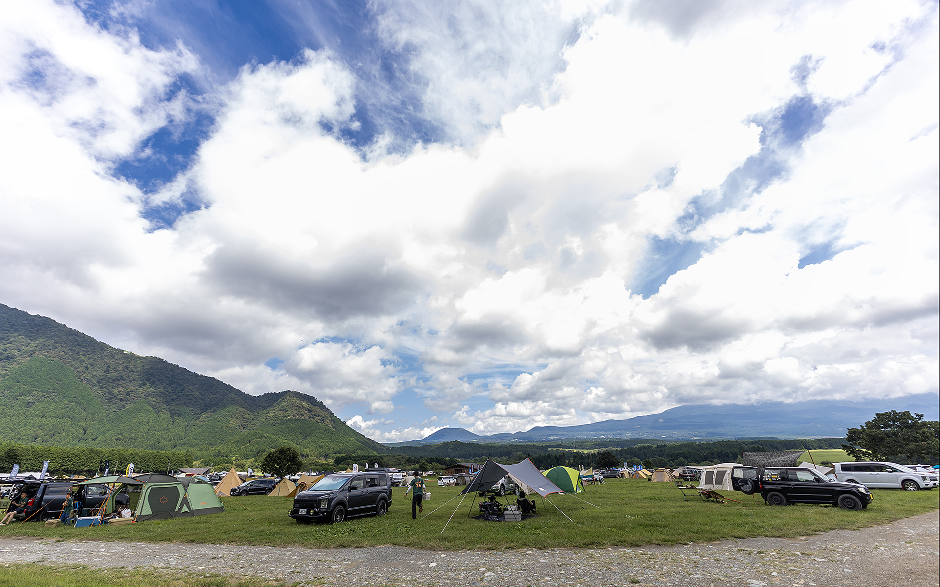 スターキャンプの会場は静岡県朝霧高原にあるふもとっぱら。区画のないフリーサイトなので、のびのびとしたサイトの作りが楽しめるのが魅力