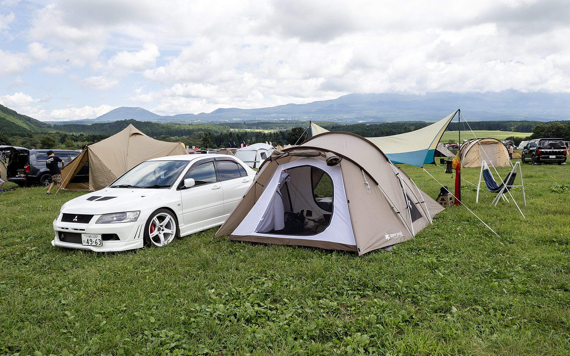 参加車を見てみると今年はデリカD：5が多かったが、中にはこんな方も。ランサーエボリューションVIIにキャンプ道具を満載して参加