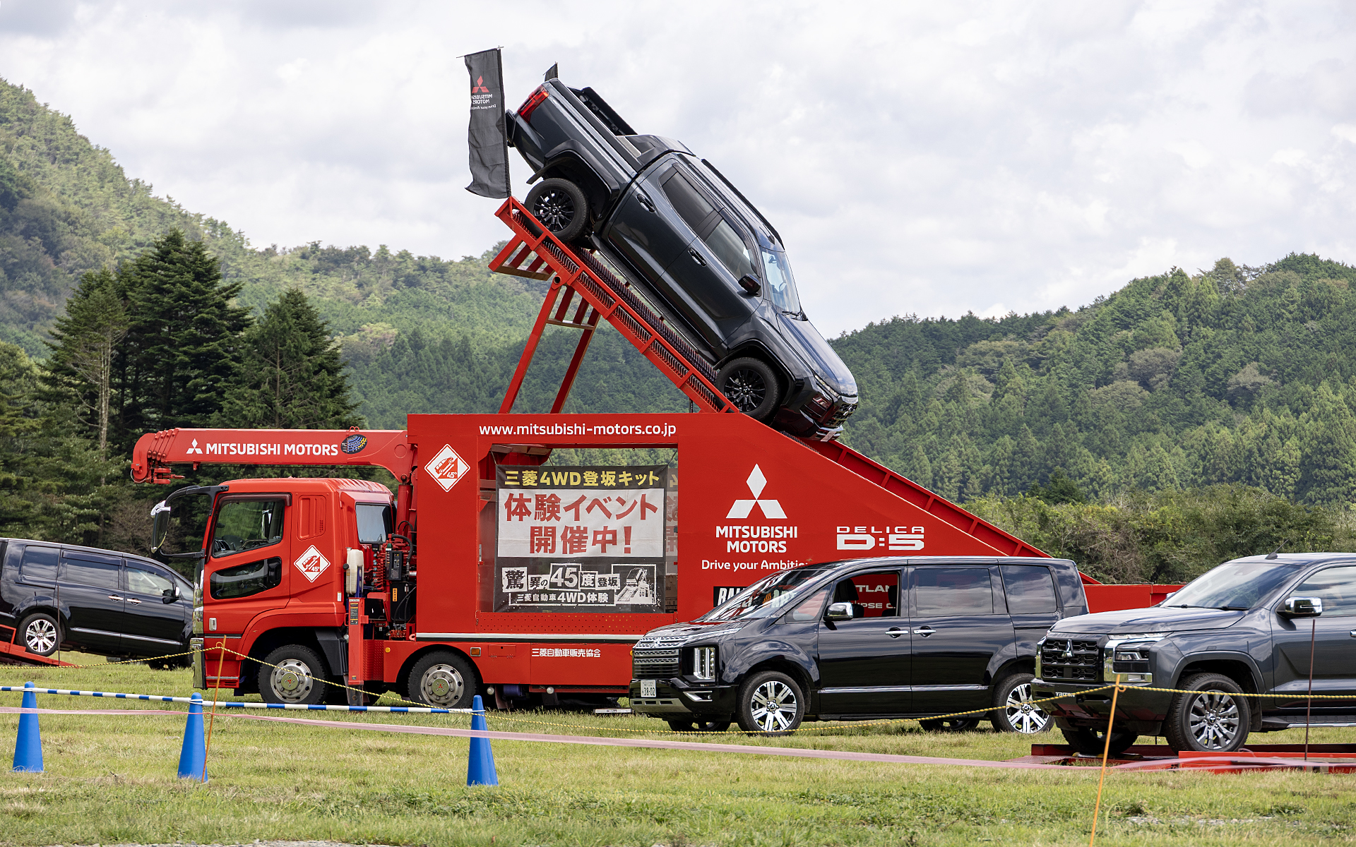 家族で楽しめるイベントが多数用意されている。最大傾斜45度の急坂登坂が体験できる4WD登坂キット同乗体験は今年も人気だった