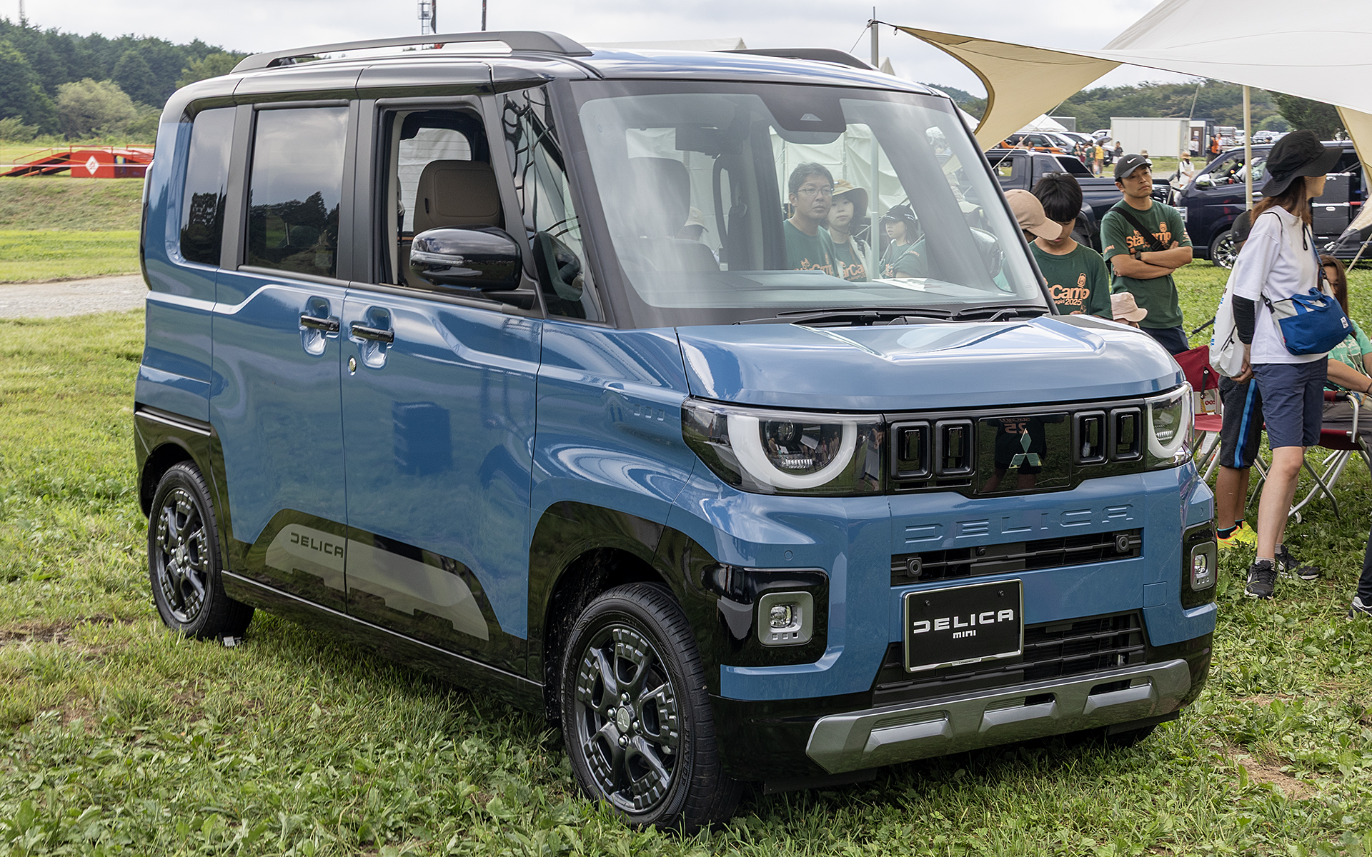 新型デリカミニ。展示車のグレードはすべてT Premium DELIMARU Package。こちらは新型デリカミニから採用された新しいボディカラーのデニムブルーパール/ブラックマイカ（有料色）