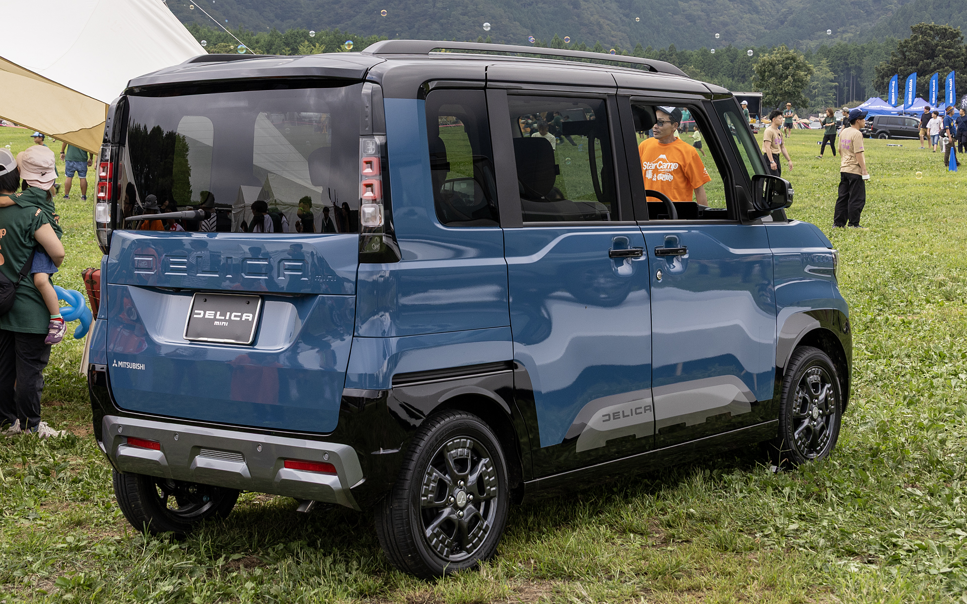 新型デリカミニ。展示車のグレードはすべてT Premium DELIMARU Package。こちらは新型デリカミニから採用された新しいボディカラーのデニムブルーパール/ブラックマイカ（有料色）