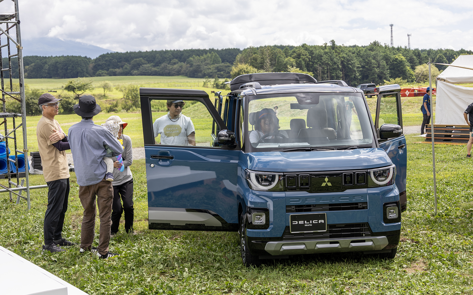 展示だけではなく乗り込みもできた今回の新型デリカミニ展示。多くの参加者が見学に来ていた