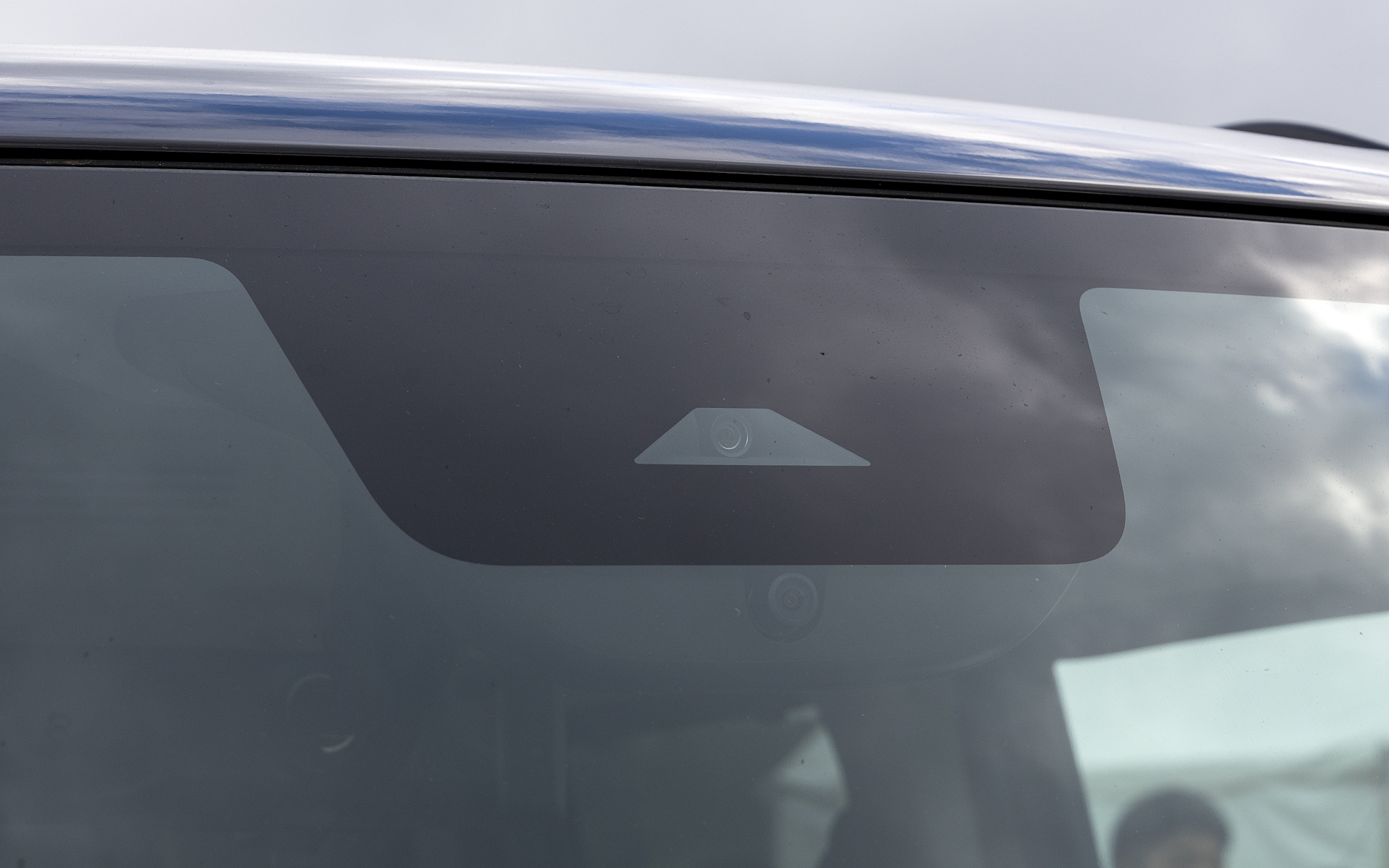 展示車のT Premium DELIMARU Packageには前後のドライブレコーダーが標準装備となっている。フロントカメラと一体のようにカバーされているので見た目がスッキリ。リアも同様に後付け感がないように取り付けされている