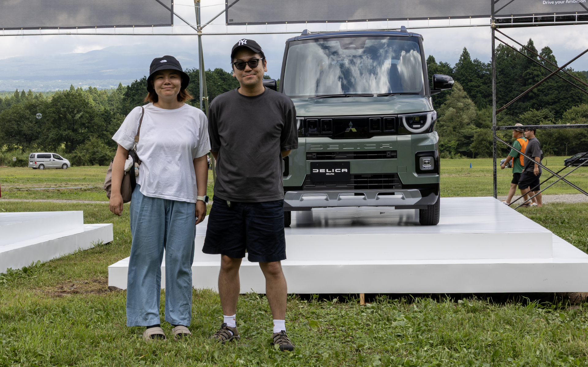 埼玉県から参加の渡瀬さんご夫婦。キャンプにはよく行くようで、キャンプ場で電気が使えるメリットを持つアウトランダーをチョイス