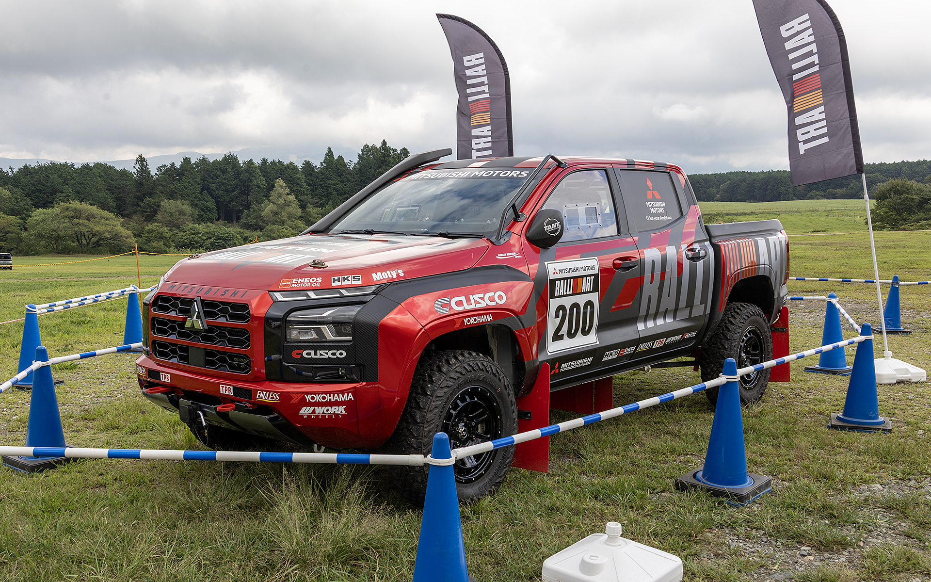 タイで開催されたアジアクロスカントリーラリー2025（AXCR2025）で、三菱自動車が技術支援するチーム三菱ラリーアートはトライトンを走らせて総合優勝を飾った。またチーム賞も獲得