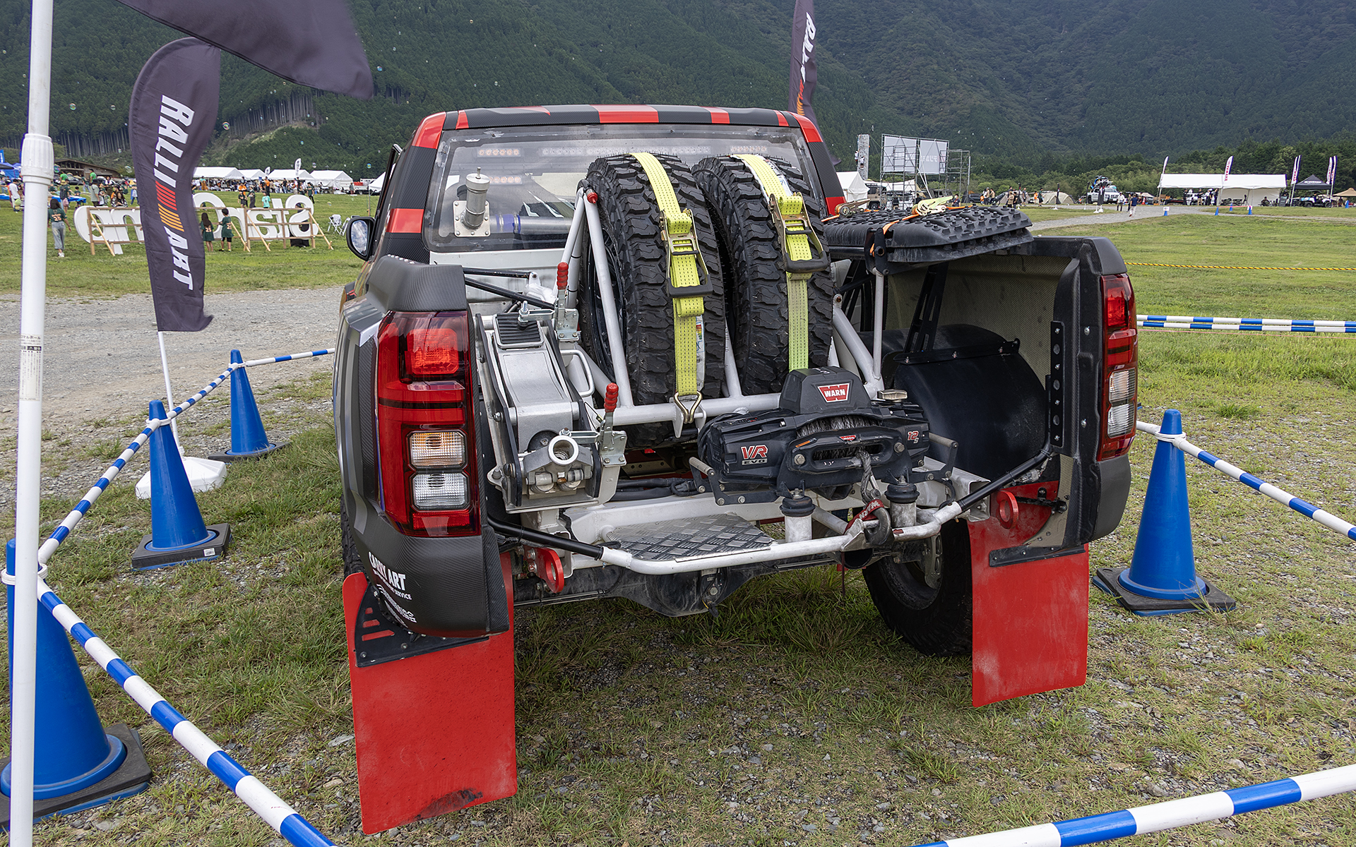 リアのデッキはショート化されて機動力がアップ。コンパクトになったデッキには、スペアタイヤや工具などが搭載されていた