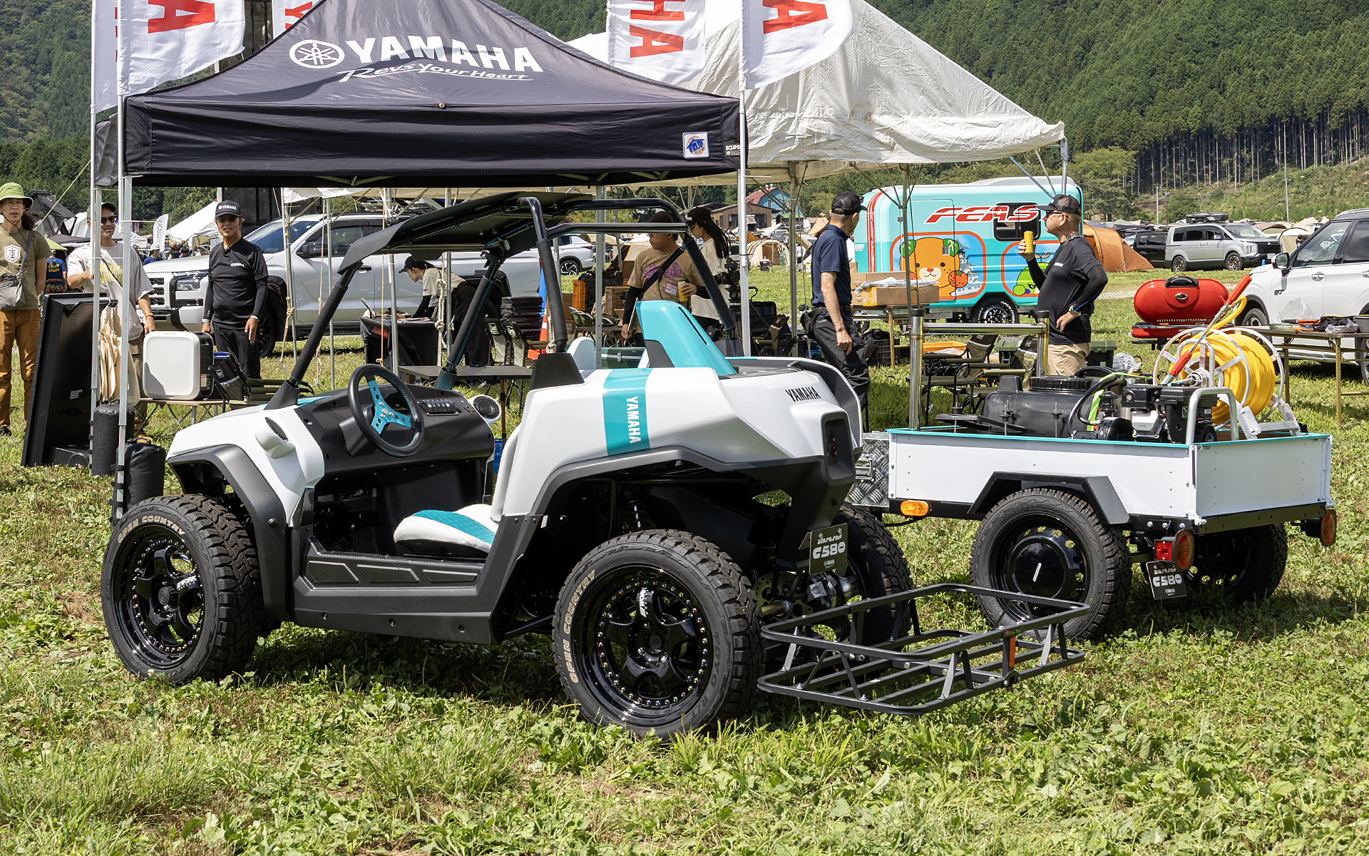 ヒッチメンバーを持っているので人の移動だけでなく、作業に必要な道具を乗せたトレーラーをひいて現場まで行くこともできる。また、ディアパソンの車体サイズは軽トラックの荷台に乗るサイズで設定されている