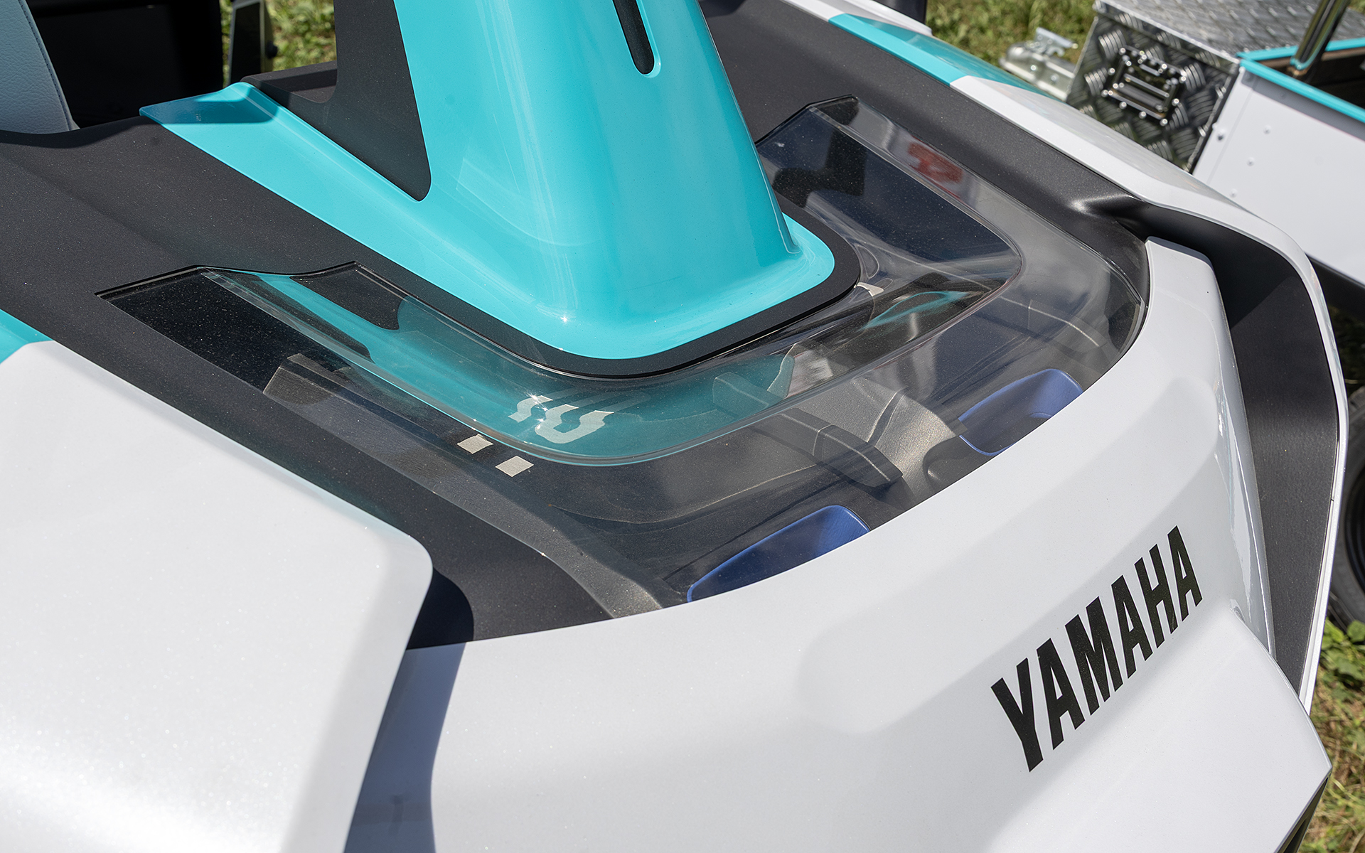 ヤマハ発動機の製品ではあるが、開発はいろいろなメーカーと共創となっていて、例えばバッテリはホンダの「Honda Mobility Power Pack」を2個使用する