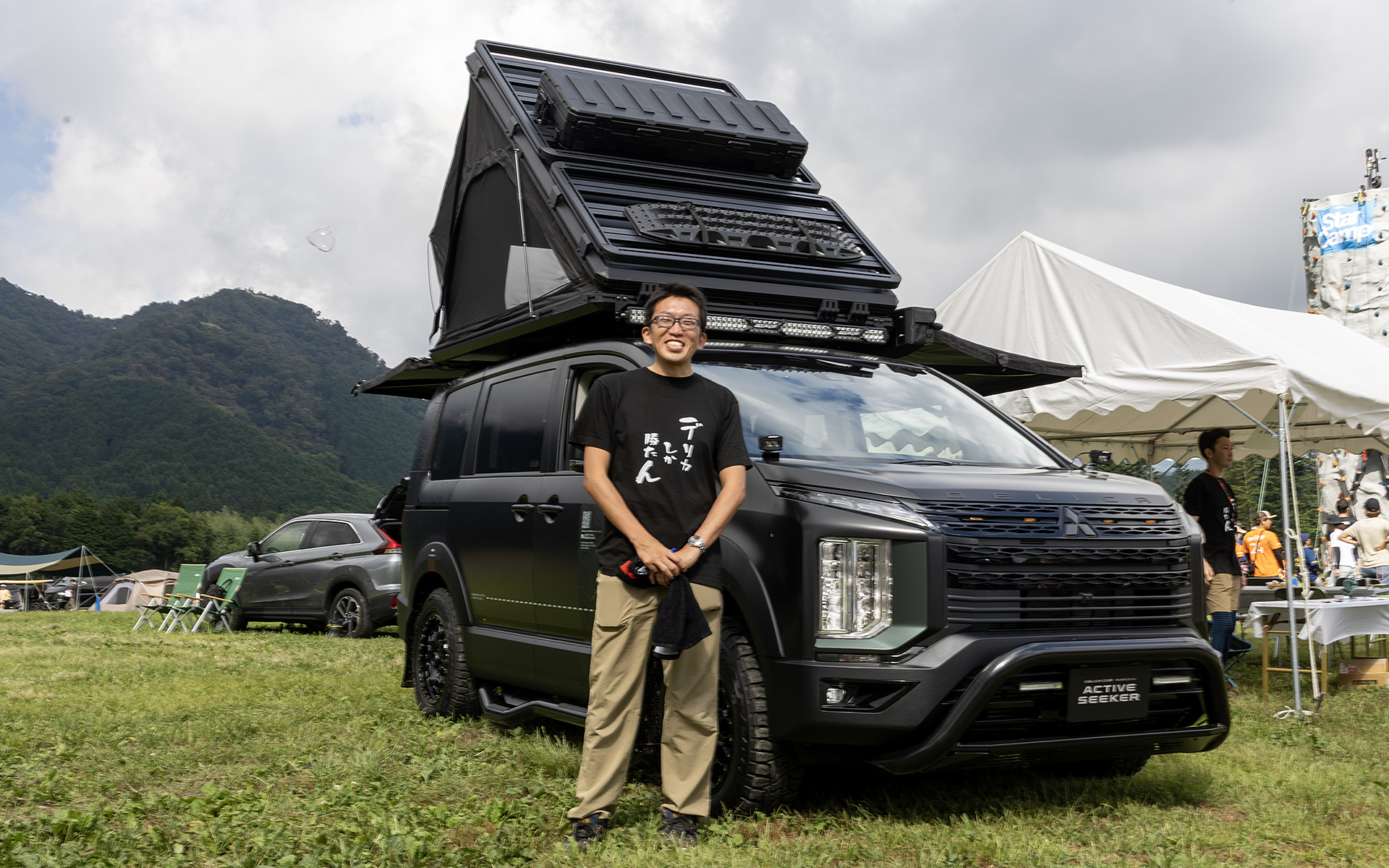 こちらは三菱自動車ブース。スターキャンプの参加車両の中でも多数派となっているデリカD：5のカスタマイズについて相談を受けるコーナーだった。担当の方が着用している「デリカしか勝たん」のTシャツは非売品だが、これは人気のようだった