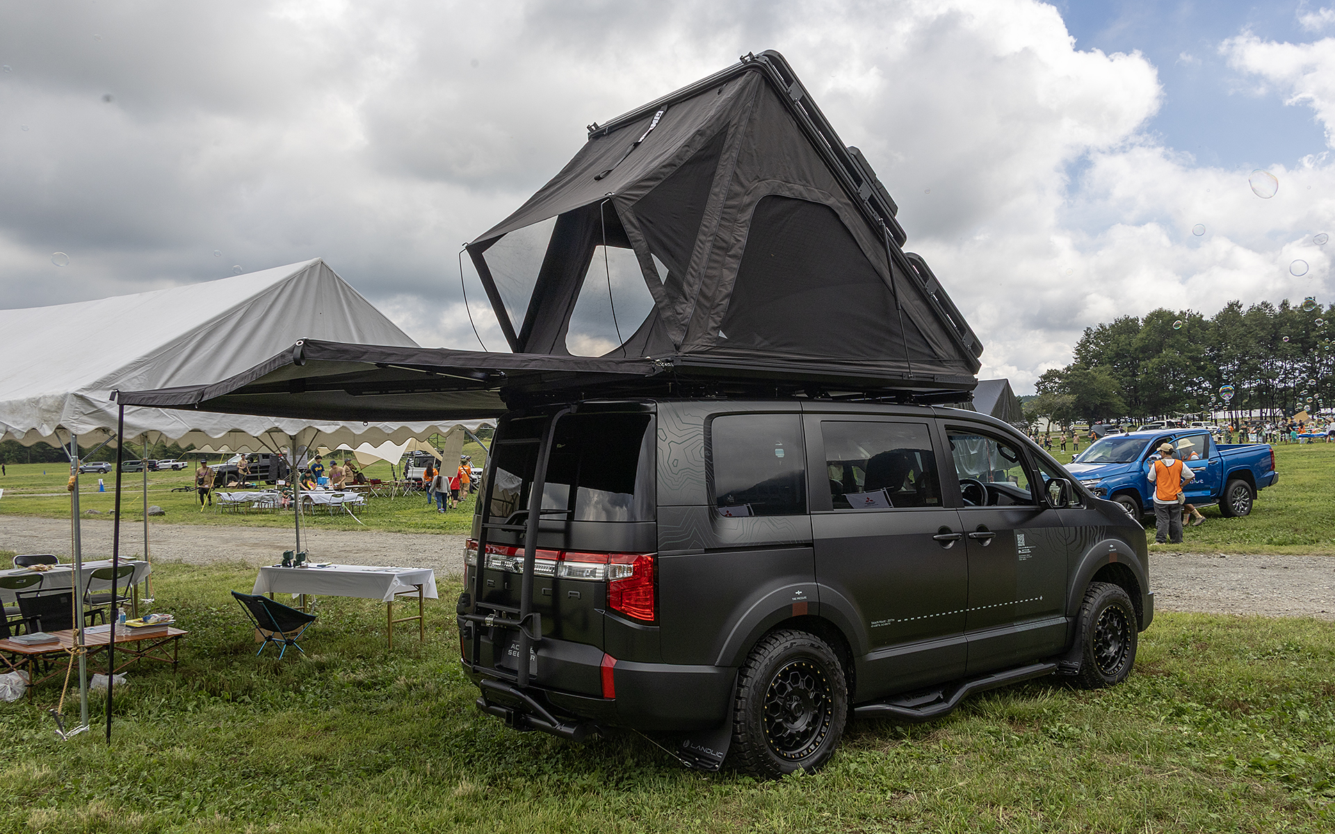 展示しているデリカD：5は東京オートサロンに展示した車両。ブースではアウトドアをより楽しく快適に過ごせるような装備のプランニングを行なっていた