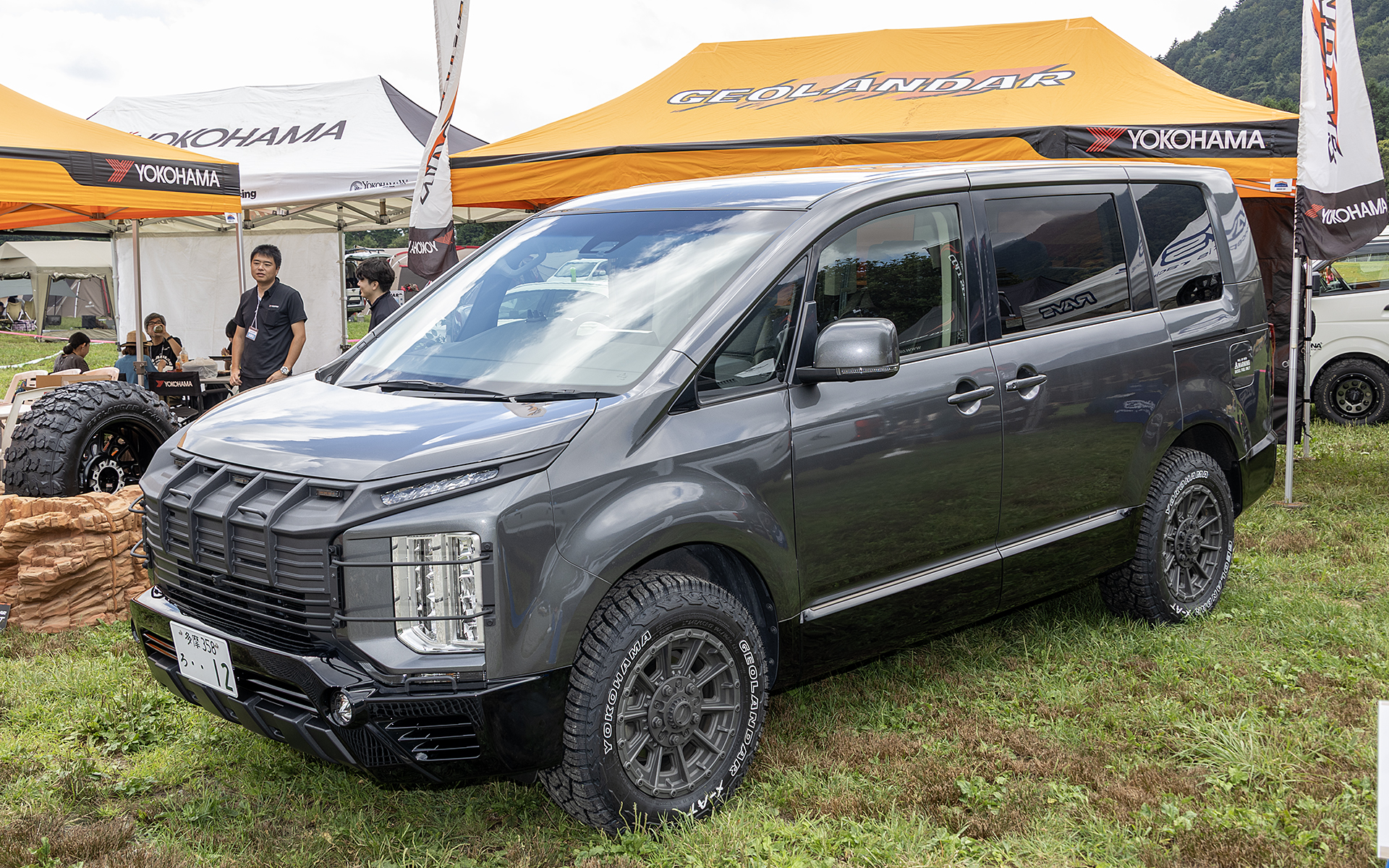 横浜ゴムの展示車はデリカD：5。タイヤはジオランダーX-AT