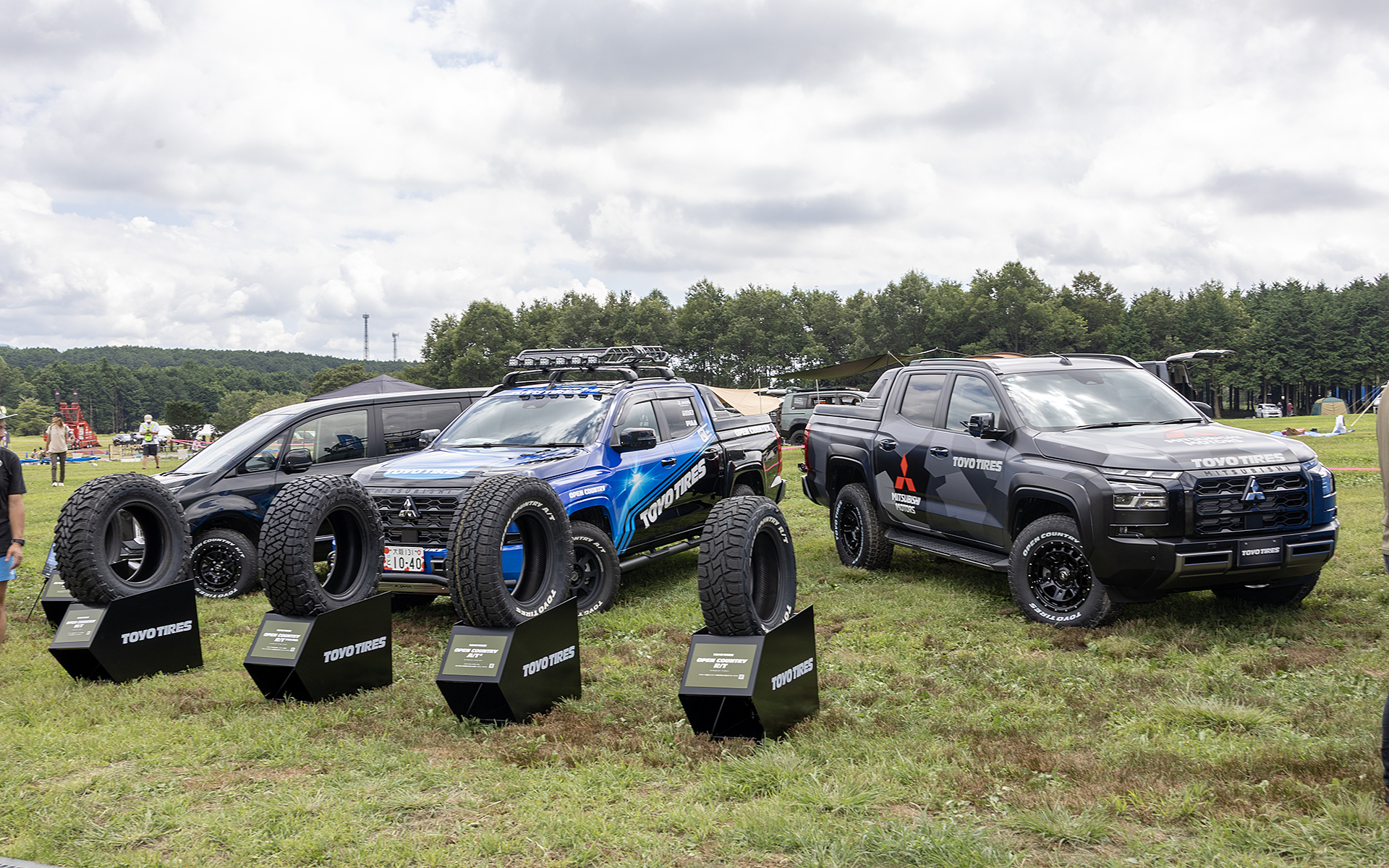 TOYO TIRESのブースではトライトンとデリカD：5にオープンカントリーシリーズのタイヤを装着したデモカーを展示