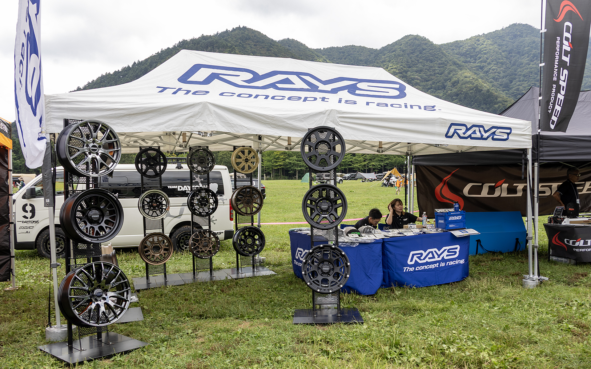 レイズブース。ボルクレーシングをはじめ4WDモデルに対応するブランドのホイールを展示