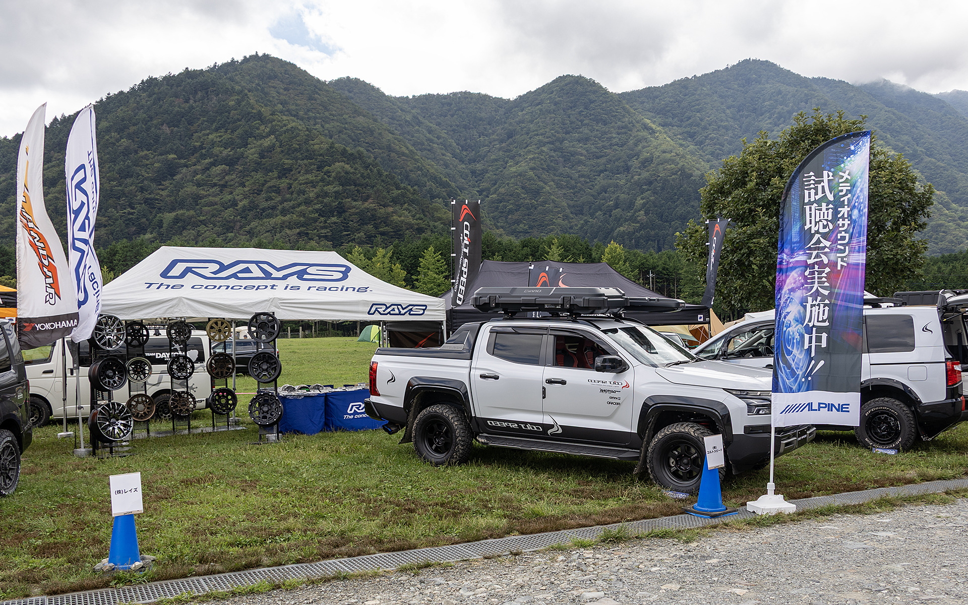デモカーはコルトスピードのトライトンを使用。レイズを代表するTE37シリーズの4WD用の新作を装着していた