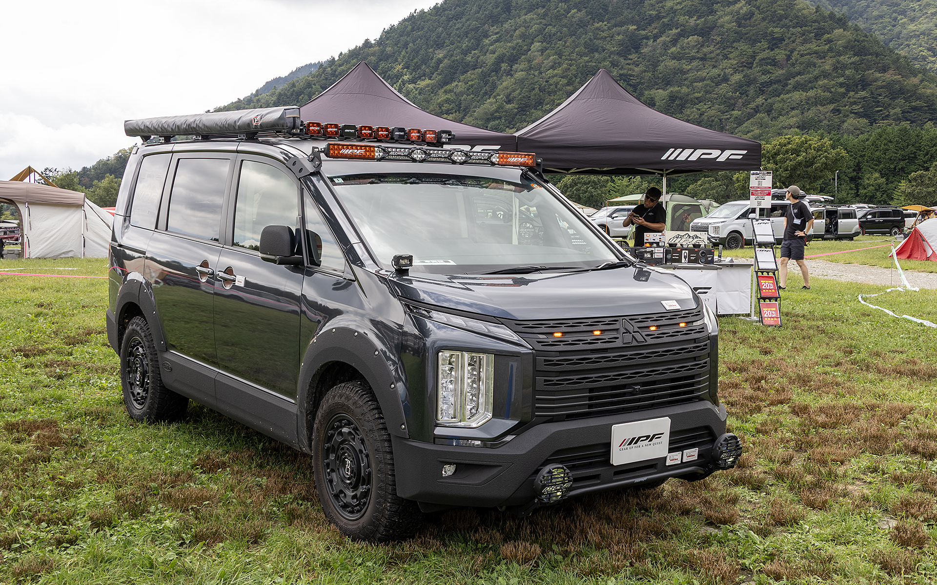 灯火系パーツメーカーであるIPFはクルマ用の作業ライトをランタン代わりに使えるようにマグネットアダプターやポータブル電源から電気が取れるようにした配線キットを展示