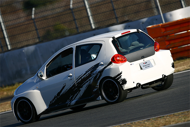 2BOXボディというホットハッチをコンセプトに、1.5リッターエンジンをフロントに縦置きに搭載し、スポーツドライビングやチューニングを誰もが気軽に楽しめることを目指したモデル