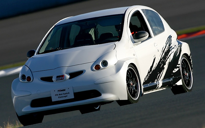 2BOXボディというホットハッチをコンセプトに、1.5リッターエンジンをフロントに縦置きに搭載し、スポーツドライビングやチューニングを誰もが気軽に楽しめることを目指したモデル