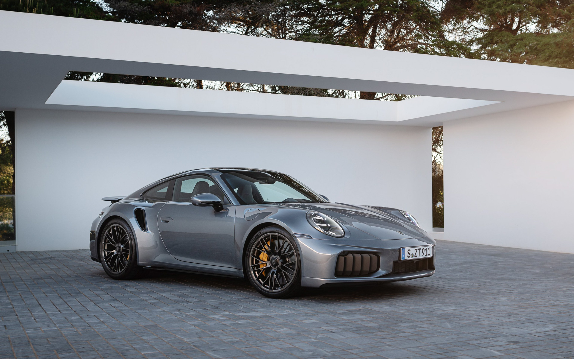 カレラと比べてボディとトレッドがワイドになり、リアサイドにも開口部が設けられた。再設計されたリアフェイシアでは印象的なベンチレーション開口部が車幅をさらに強調し、ターボ特有のデザインを再解釈したチタン製エグゾーストシステムテールパイプはテールライトストリップ上部のダイナミックなパール構造と同様に、ターボ Sシリーズであることを強調