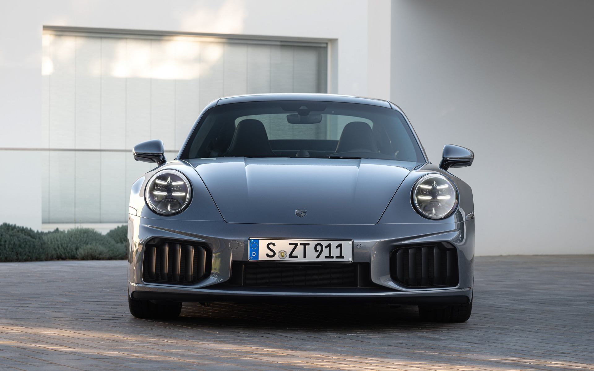 カレラと比べてボディとトレッドがワイドになり、リアサイドにも開口部が設けられた。再設計されたリアフェイシアでは印象的なベンチレーション開口部が車幅をさらに強調し、ターボ特有のデザインを再解釈したチタン製エグゾーストシステムテールパイプはテールライトストリップ上部のダイナミックなパール構造と同様に、ターボ Sシリーズであることを強調