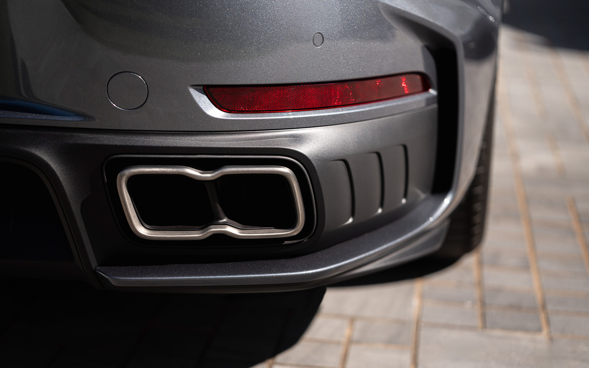 カレラと比べてボディとトレッドがワイドになり、リアサイドにも開口部が設けられた。再設計されたリアフェイシアでは印象的なベンチレーション開口部が車幅をさらに強調し、ターボ特有のデザインを再解釈したチタン製エグゾーストシステムテールパイプはテールライトストリップ上部のダイナミックなパール構造と同様に、ターボ Sシリーズであることを強調