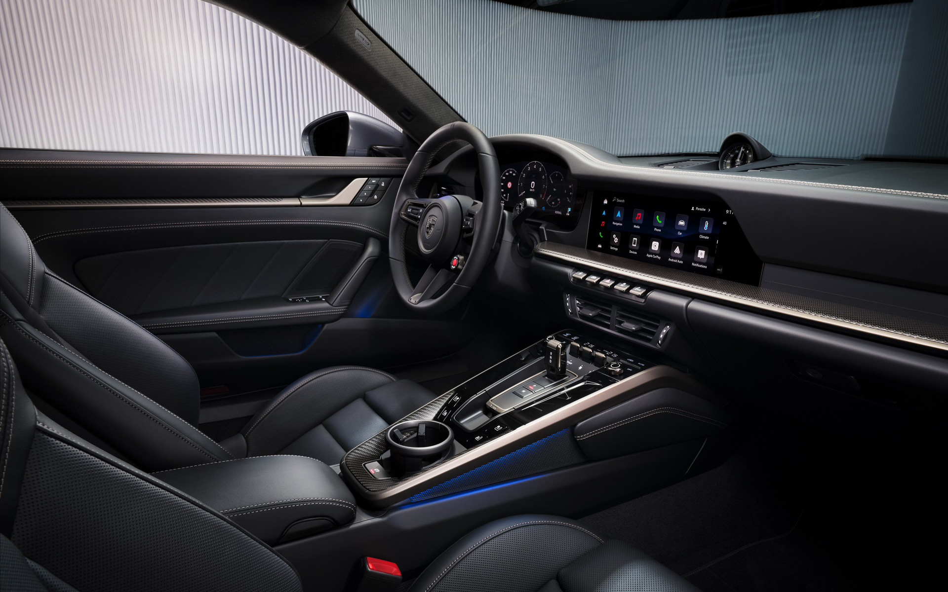 インテリアではドアパネル、ステアリングホイール、ダッシュボード、センターコンソールまわり、デコレーティブステッチ、スポーツクロノストップウォッチ、メーターパネルなどにターボナイトのアクセントが与えられ、今回初めてネオジムトリムを備えたカーボン構造のトリムストリップと、ブラックの裏地が付いたパーフォレーテッドマイクロファイバーヘッドライナーが専用インテリアの一部に採用された