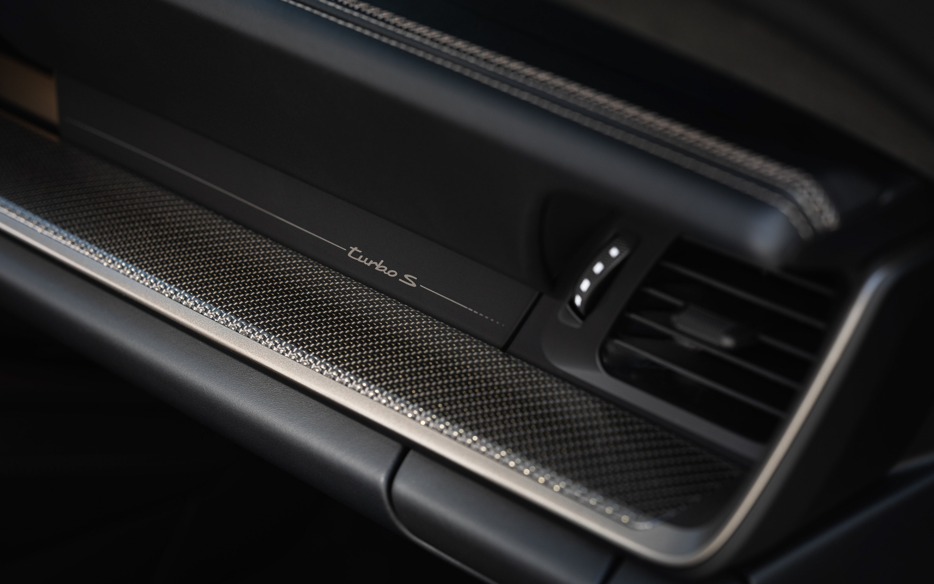 インテリアではドアパネル、ステアリングホイール、ダッシュボード、センターコンソールまわり、デコレーティブステッチ、スポーツクロノストップウォッチ、メーターパネルなどにターボナイトのアクセントが与えられ、今回初めてネオジムトリムを備えたカーボン構造のトリムストリップと、ブラックの裏地が付いたパーフォレーテッドマイクロファイバーヘッドライナーが専用インテリアの一部に採用された