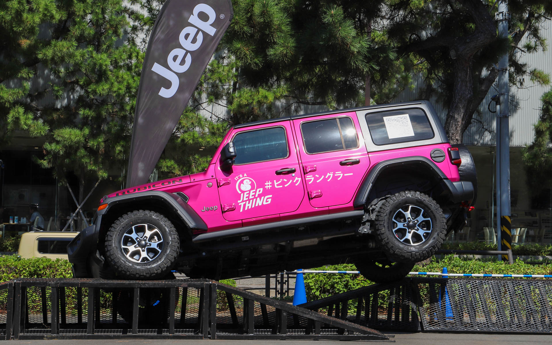 ピンクのラングラーで疑似オフロード体験